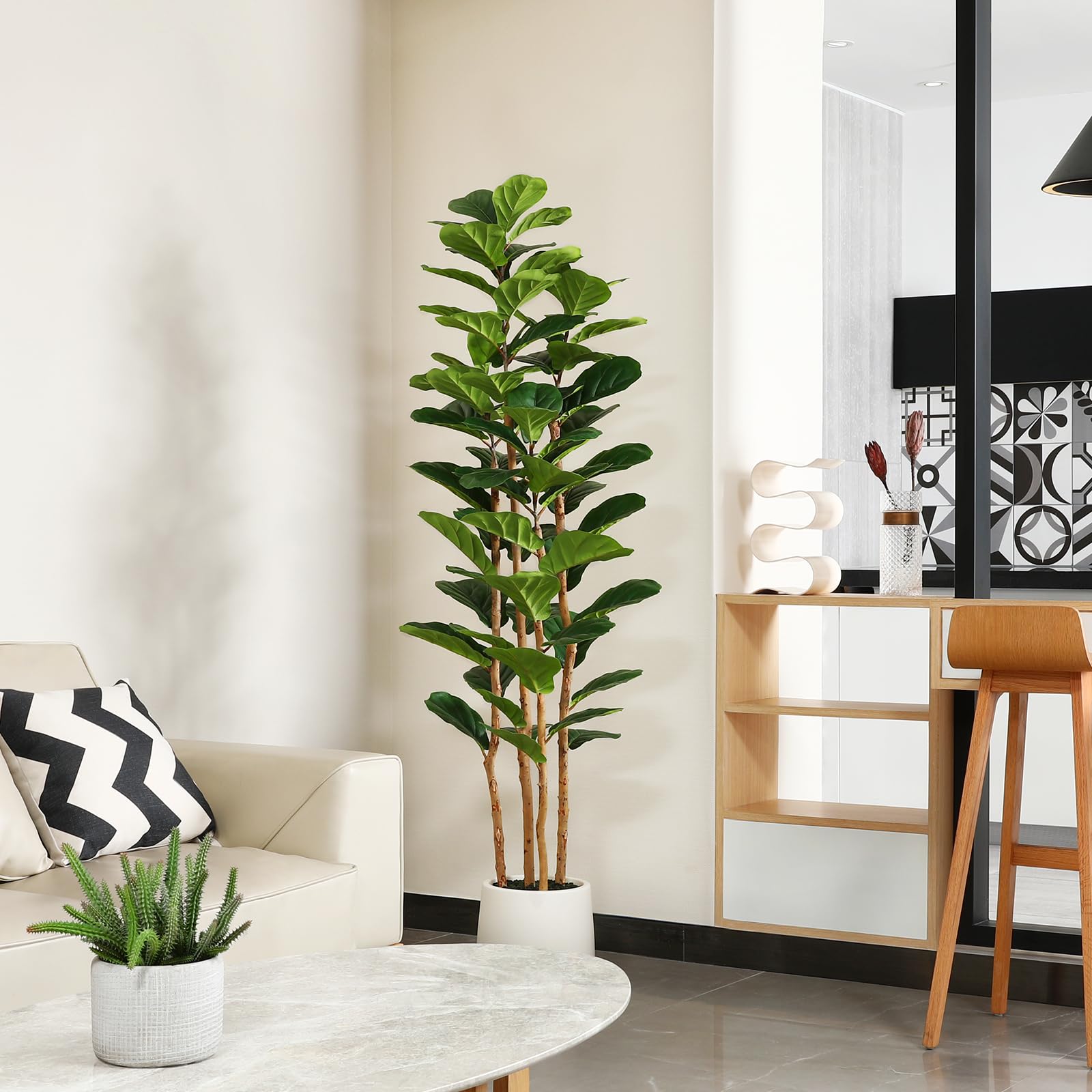 Fiddle Leaf Fig - 白いプランター付きの人工フィドルリーフフィギュアムツリー。高さ5フィート/6フィート/7フィートの人工樹木で、自然な木の幹を使用。家庭用、オフィス、リビングルームなどのインテリアに最適。人工モス付き。